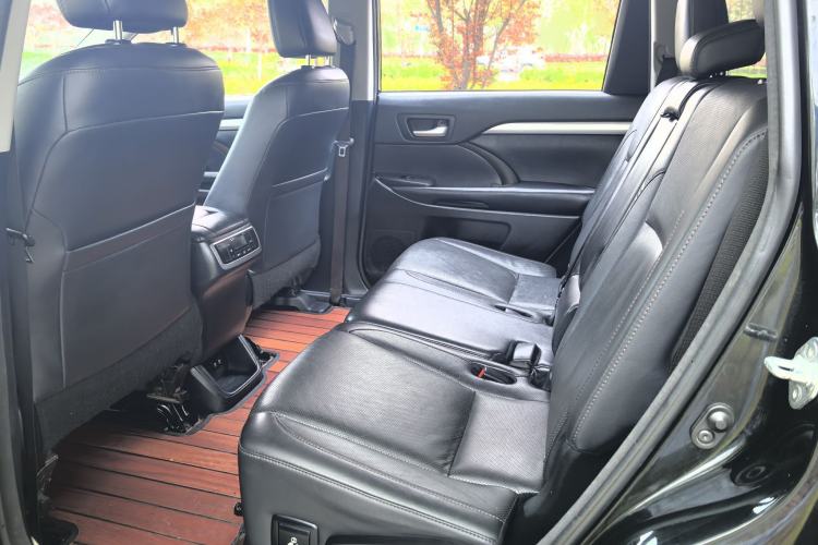 Used Toyota Highlander 2018 2.0T Four-Wheel Drive Luxury Edition 7 Seats China V Emission Standard Interior 3