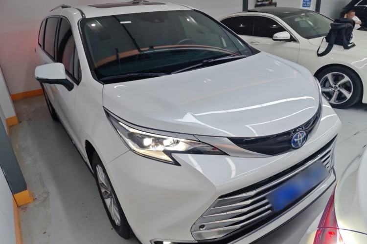 Used Toyota SIENNA 2021 2.5L Hybrid Platinum Edition Front Right 45 Deg