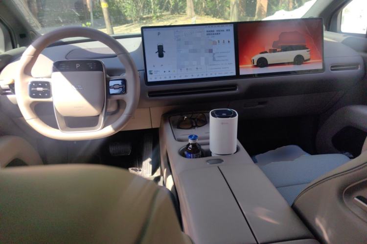 Used Li Auto i6 2025 Model Two-Wheel-Drive Standard Type Center Console