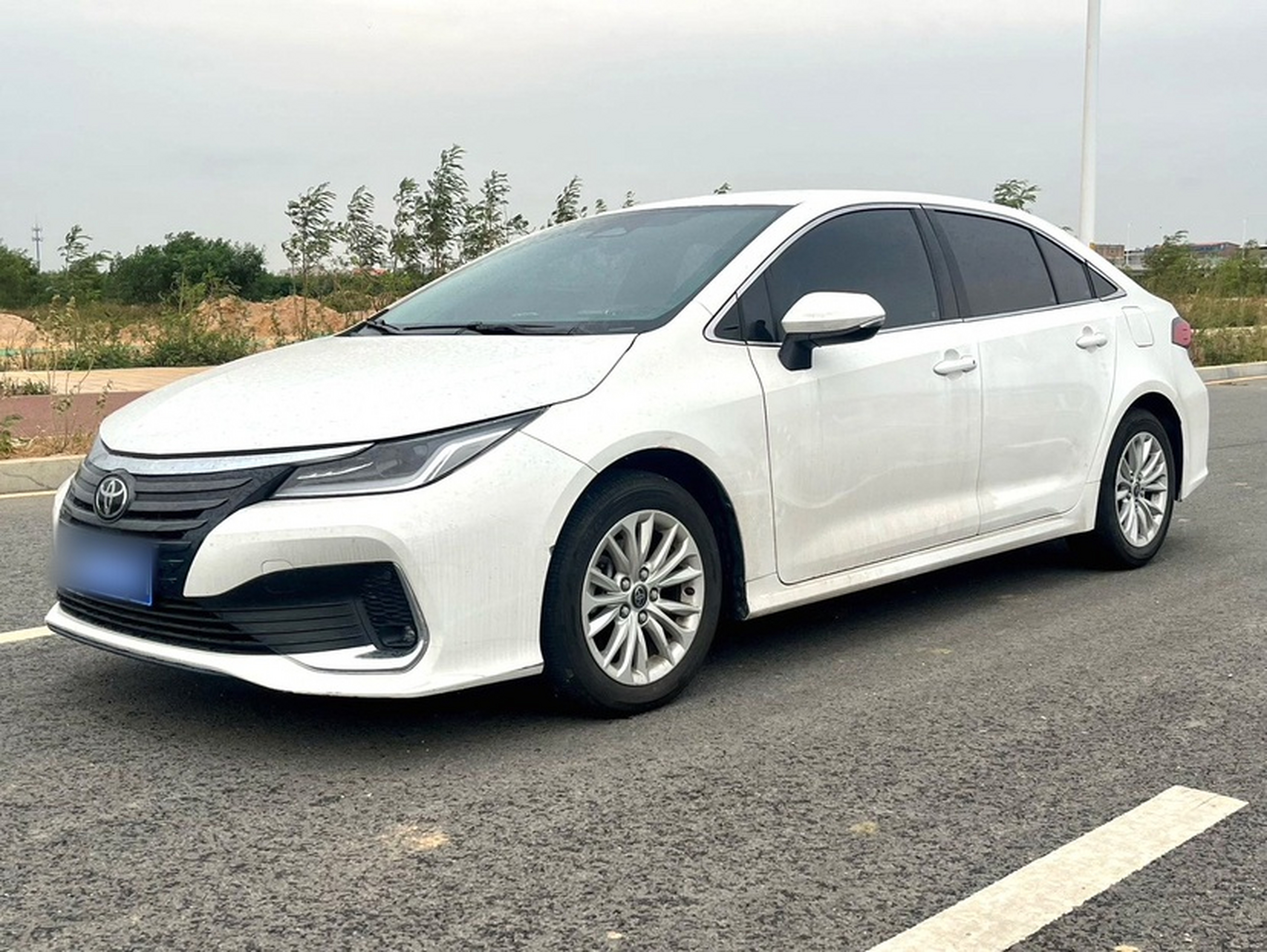 Под передней частью автомобиля