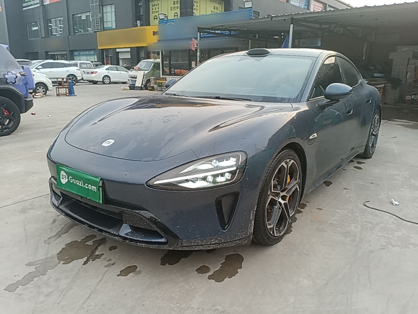 تحت مقدمة السيارة