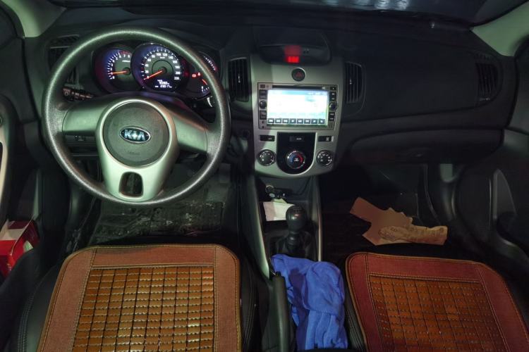 Used Kia Forte 2014 1.6L MT GLS Center Console