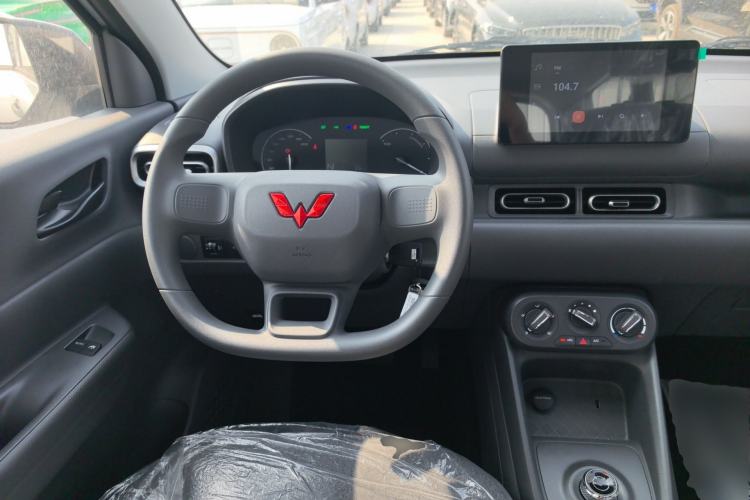 Used Wuling Hongguang New Energy 2024 All-Electric Model 300KM Standard Version Steering Wheel
