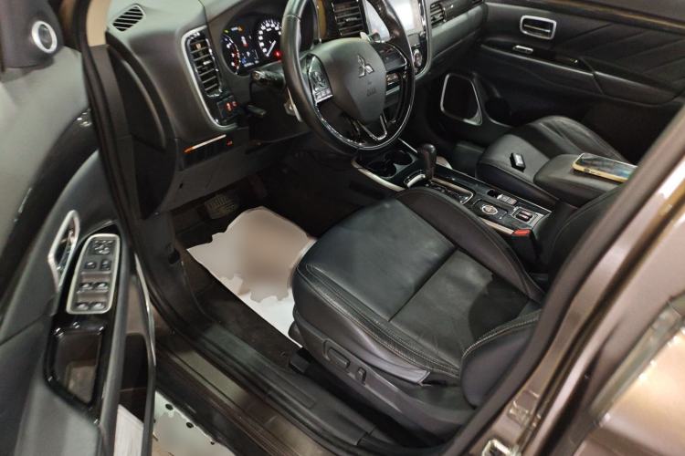 Used Mitsubishi Outlander 2019 2.4L 4x4 Zhi Xiang Edition 7 Seats China VI Standard
