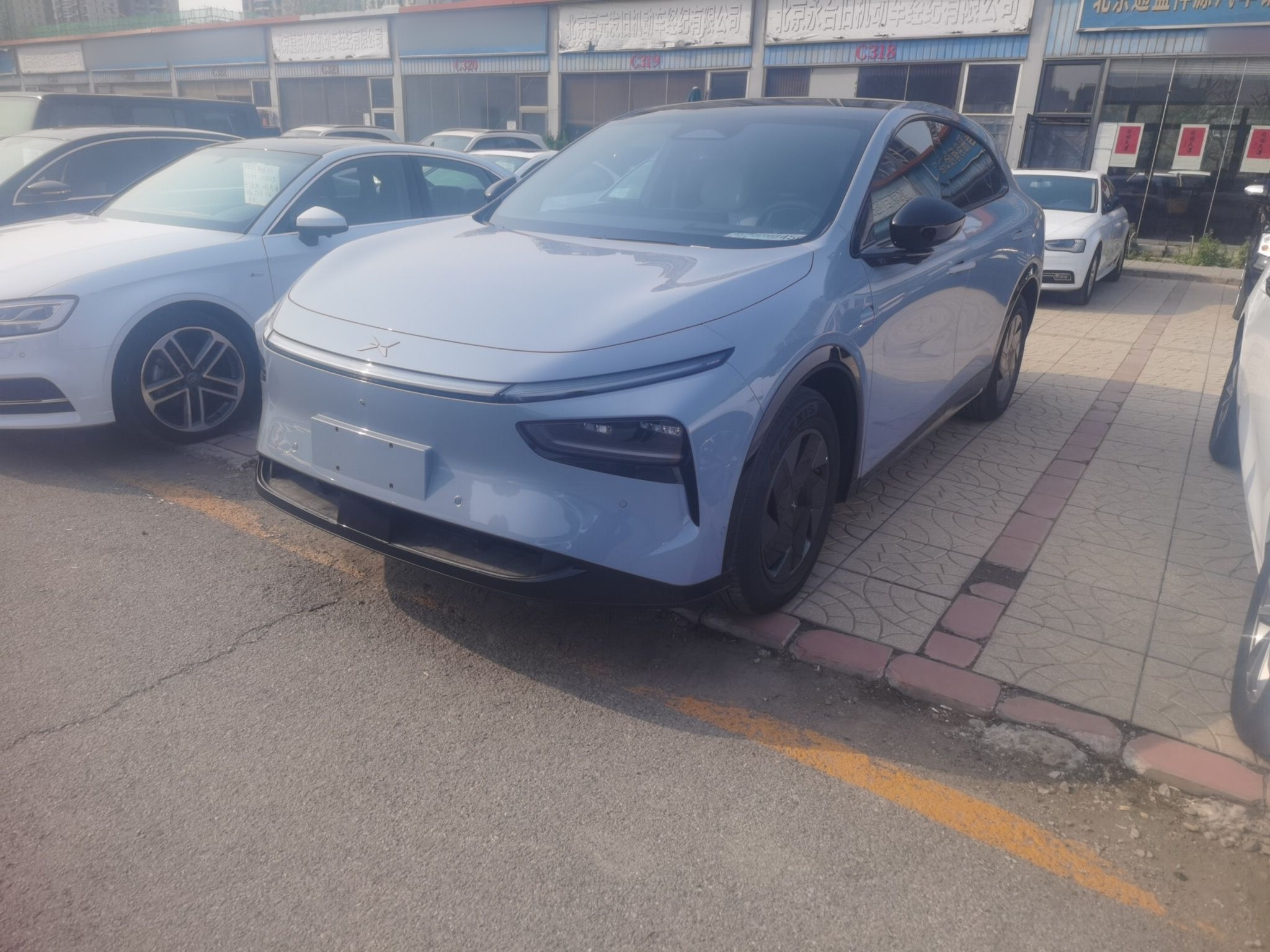 Под передней частью автомобиля