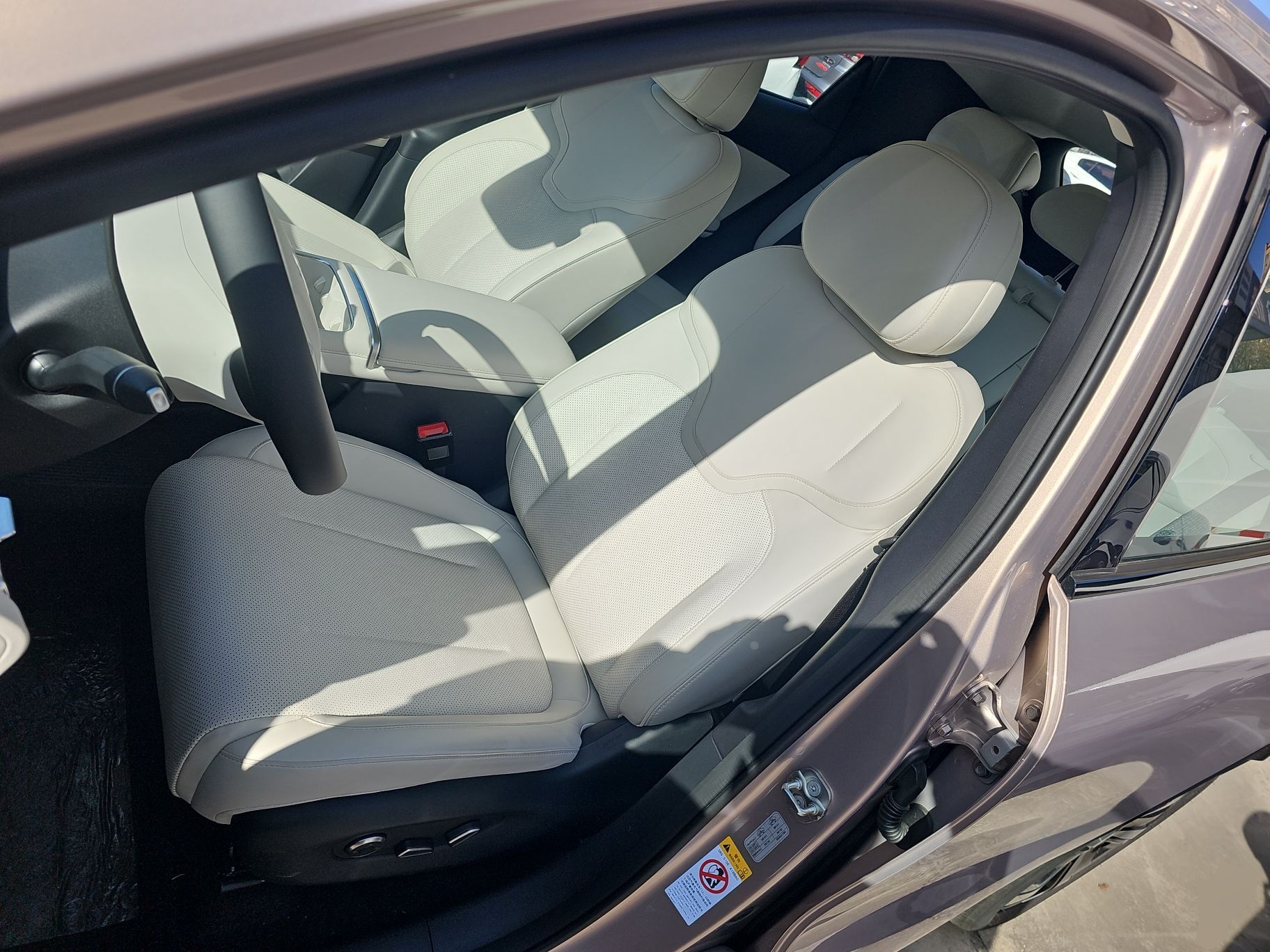 المقاعد الأمامية داخل السيارة