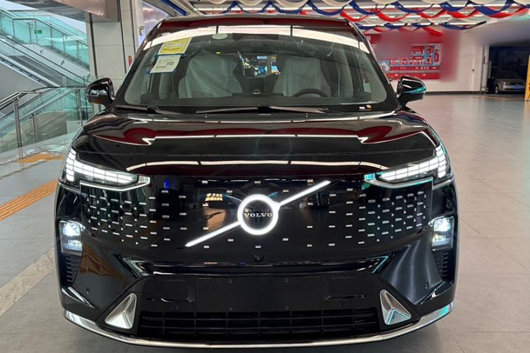 Used Volvo EM90 2025 Ultra Six-Seater
