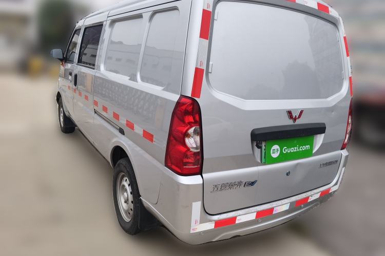 Used Wuling Rongguang EV 2022 Base Model Enclosed-Window Vehicle with 5 Seats Powered by Penghui Battery