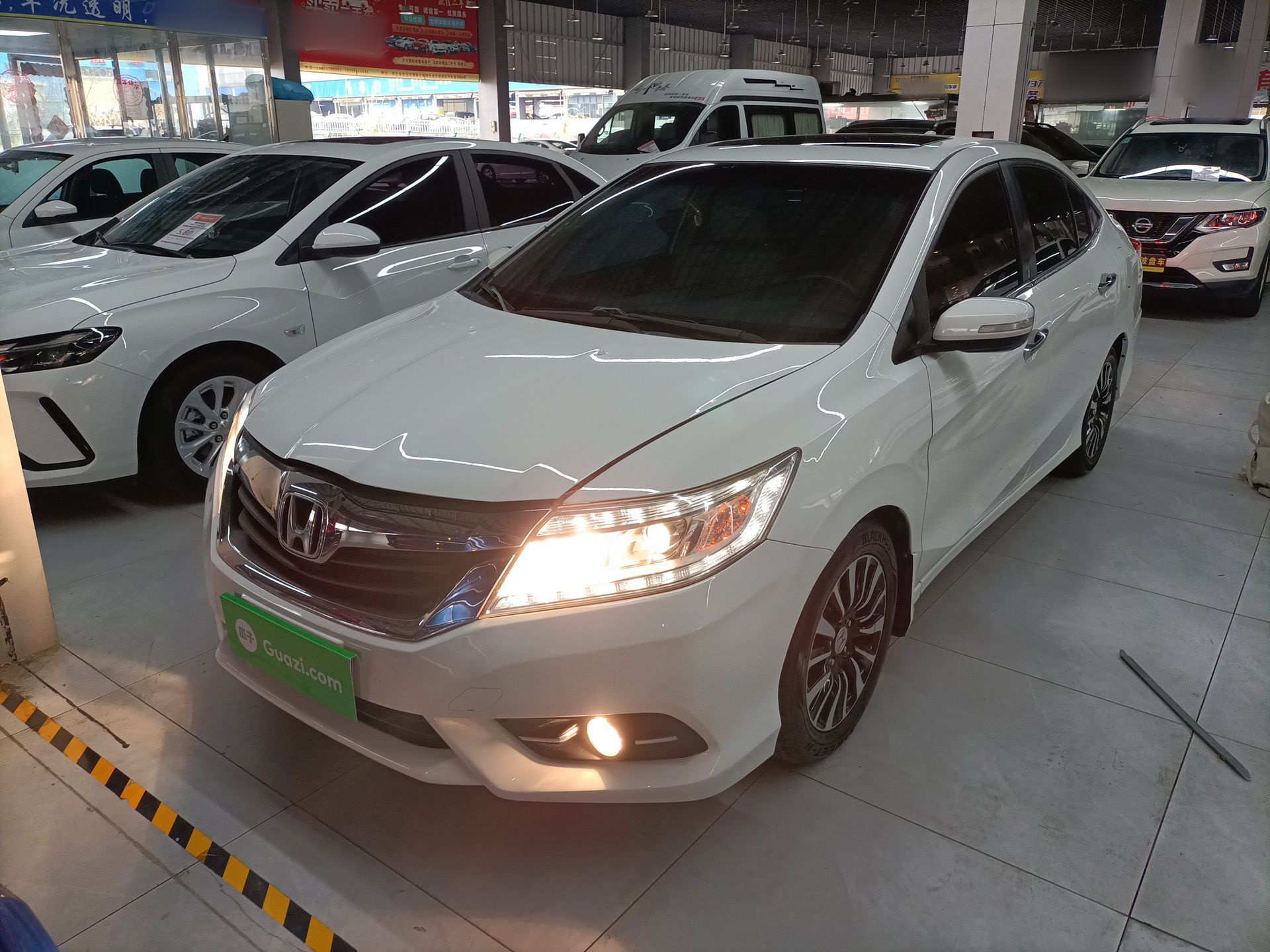 تحت مقدمة السيارة