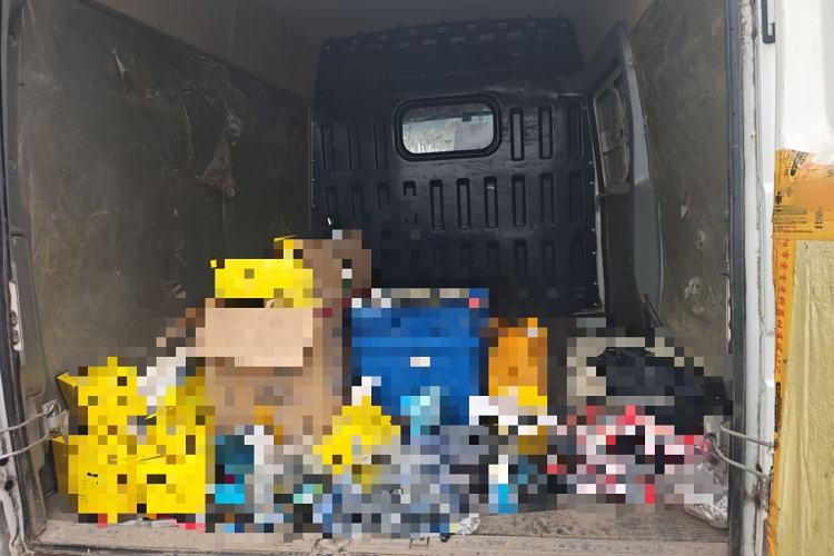 Used Iveco Daily 2020 2.8T V35 Box Truck with Dual Tires Mid-Roof Design 3 Seats Emission Standard China V
