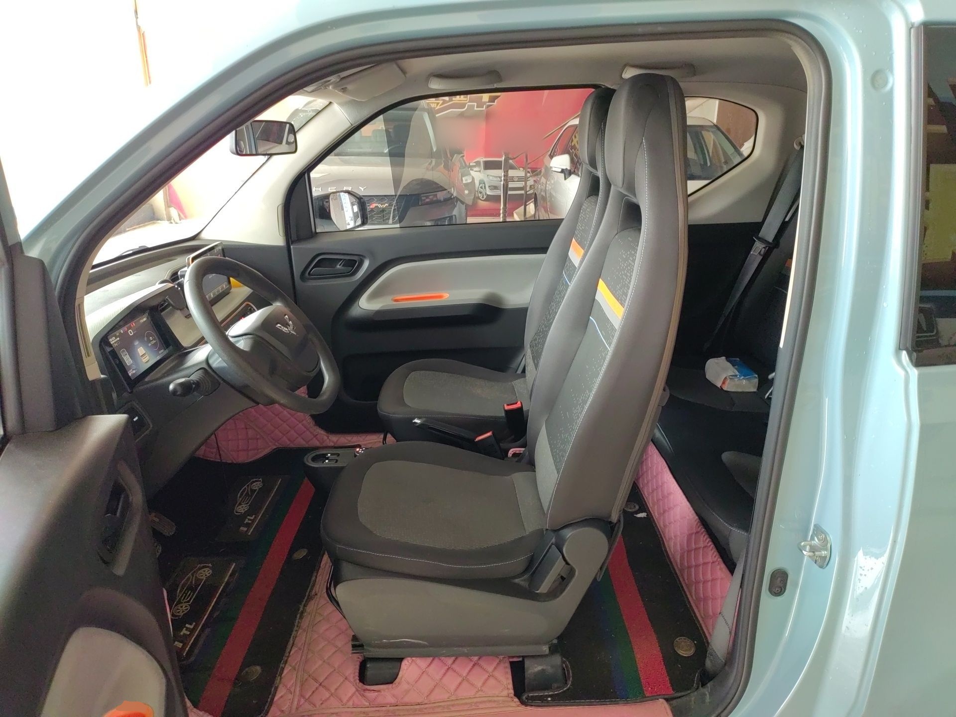 المقاعد الأمامية داخل السيارة