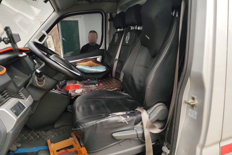 Used Dongfeng Yufeng 2023 V9+ 2.3T Manual Rear-Drive Cargo Van with Dual Rear Tires 3-Seater