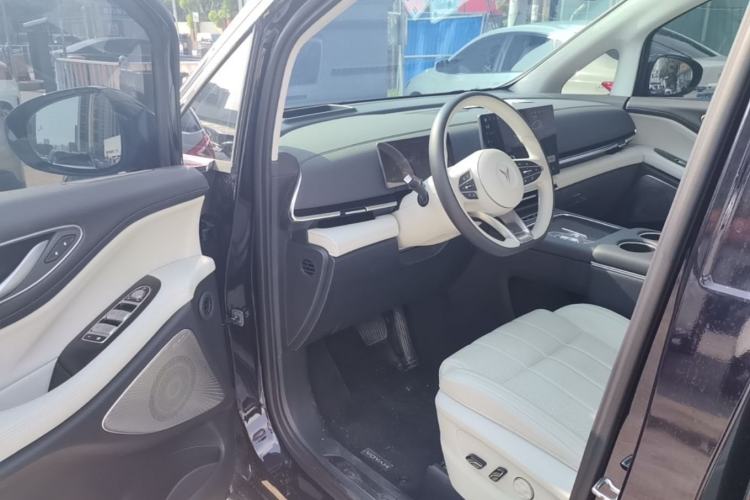 Used VOYAH Dream 2025 EV Four-Wheel Drive Prestige Qiankun Edition