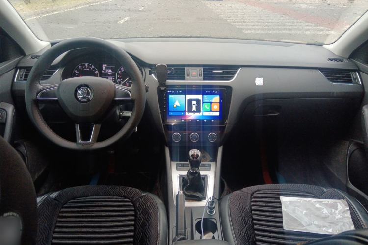 Used Skoda Octavia 2017 1.6L Manual Trend Edition Center Console