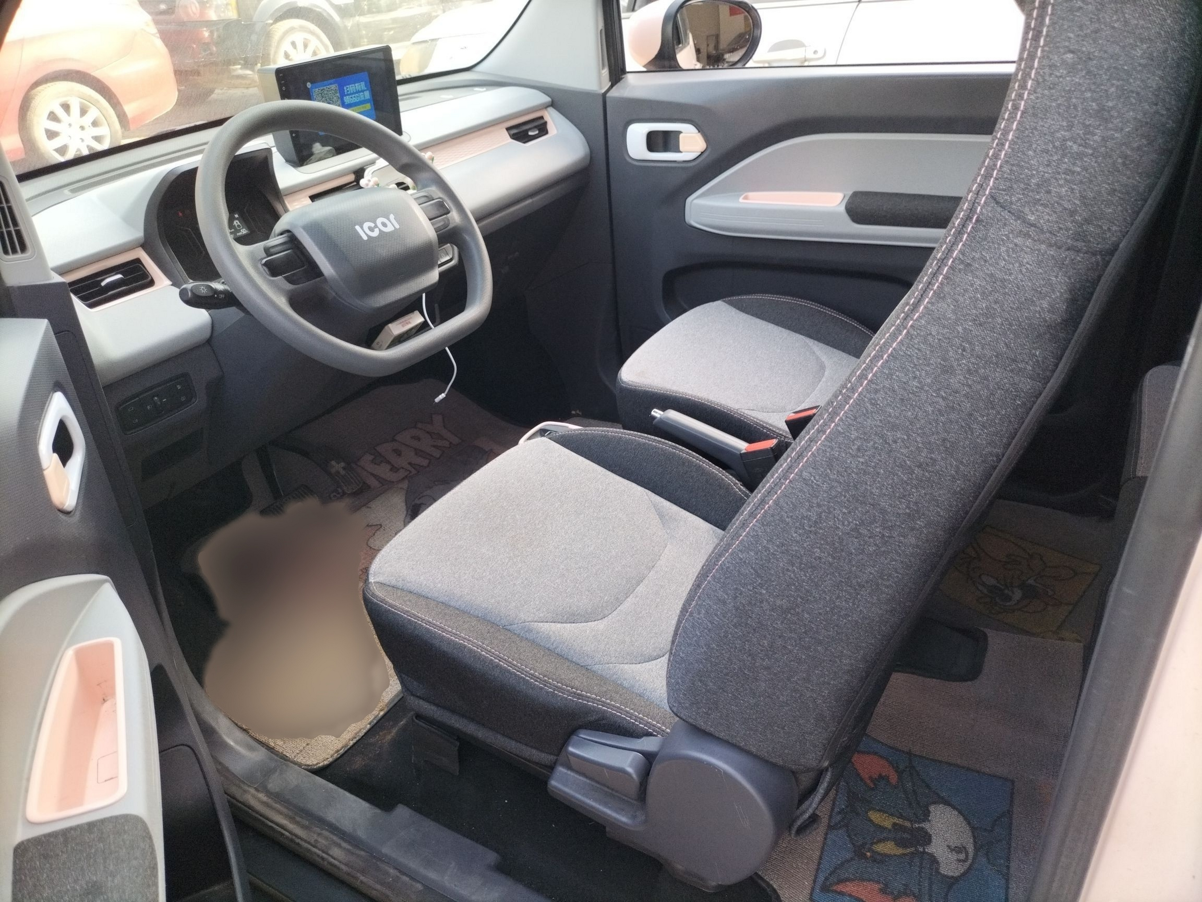 المقاعد الأمامية داخل السيارة