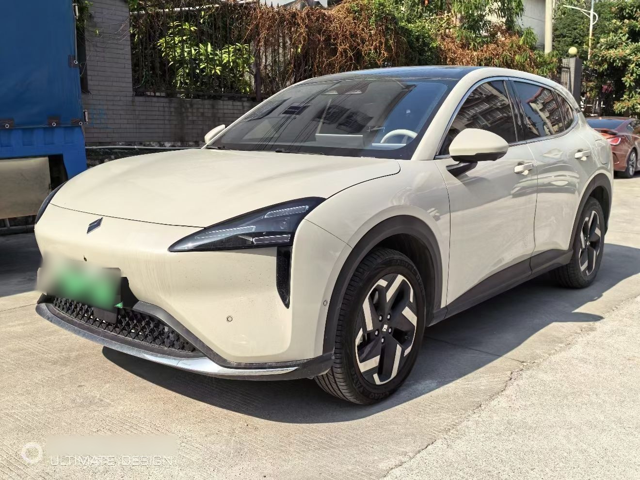 تحت مقدمة السيارة