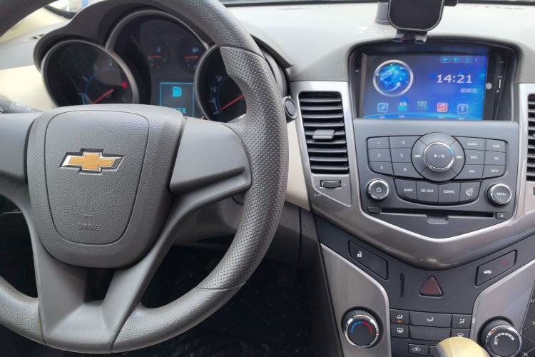 Used Chevrolet Cruze 2015 1.5L Classic SE AT Center Console