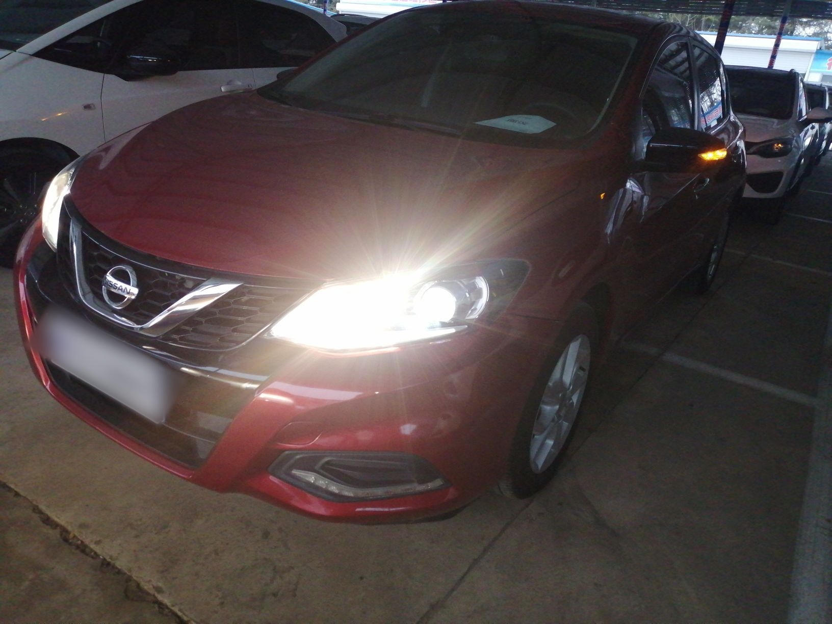 تحت مقدمة السيارة