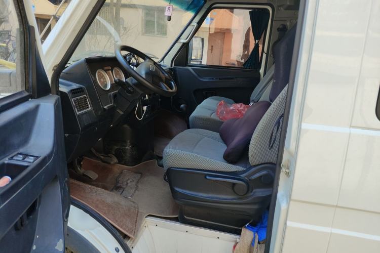 Used Iveco Daily 2021 2.5T A35 M1 Passenger Van 5-9 Seater Short Wheelbase Mid-Roof Design Dual Tires Side Sliding Door Driver Seat