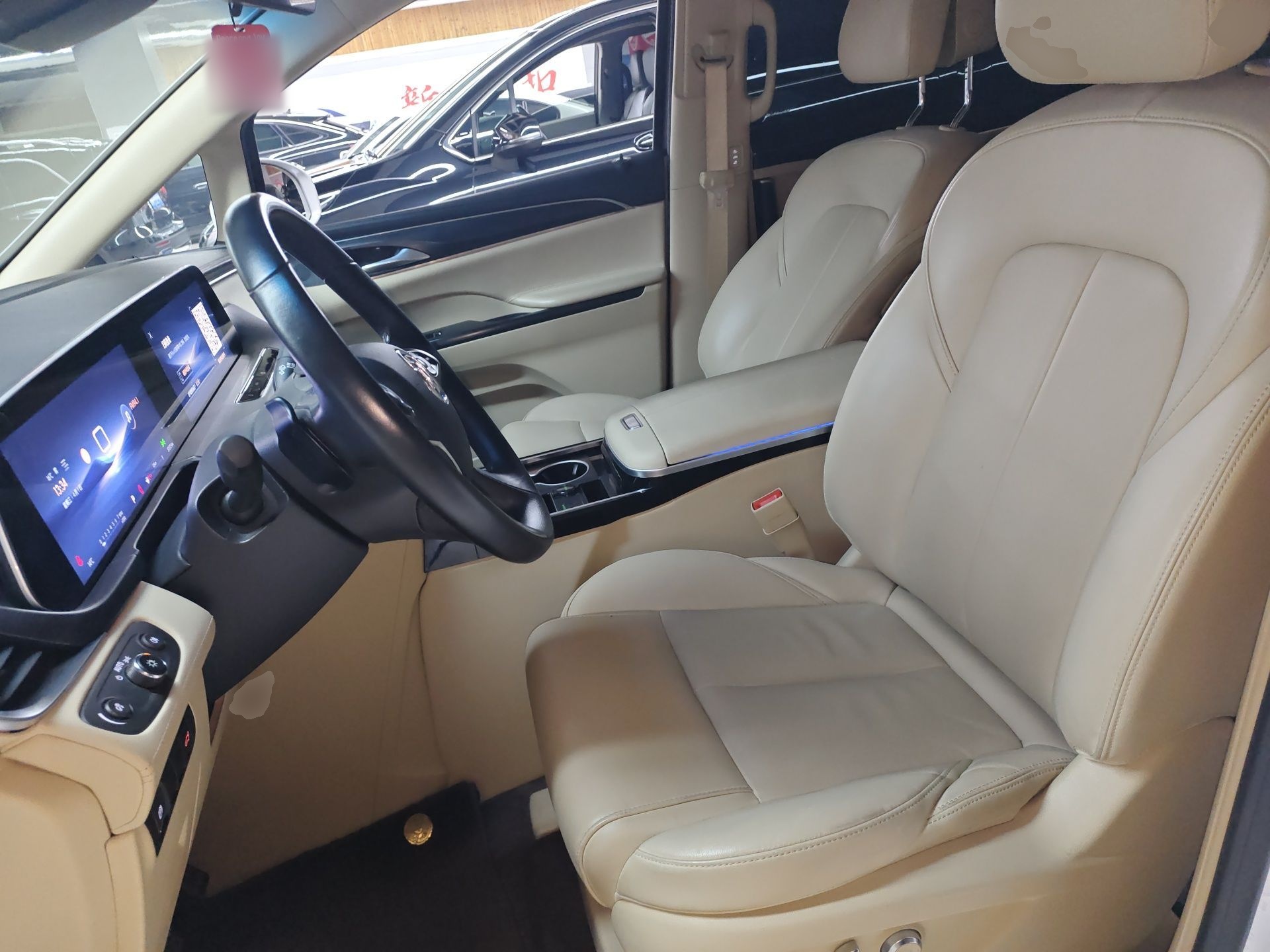 المقاعد الأمامية داخل السيارة