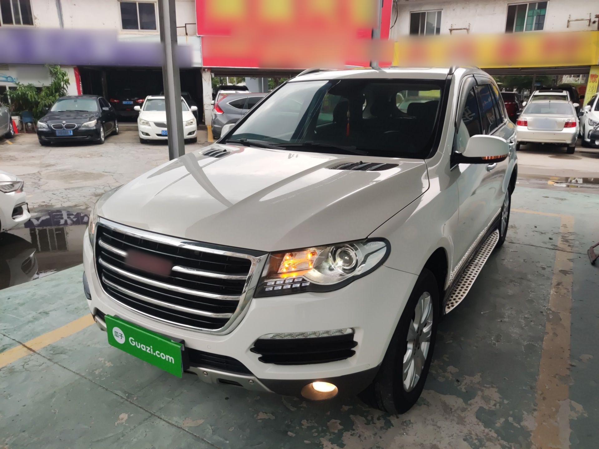 تحت مقدمة السيارة