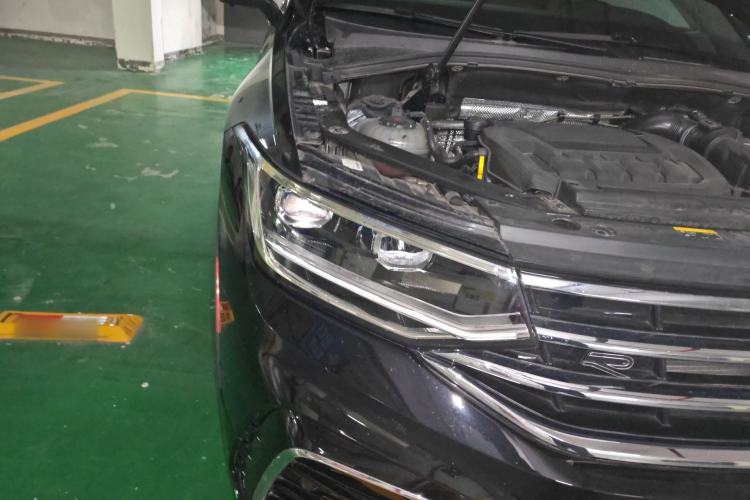 Used Volkswagen Tiguan L 2025 Model Outstanding Version 330TSI Automatic Two-Wheel Drive R-Line Longyao Edition Right Front Headlight