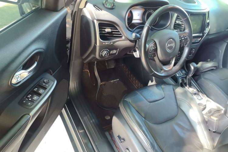 Used Jeep Cherokee 2019 2.0T Two-Wheel Drive Smart Enjoyment Version China V