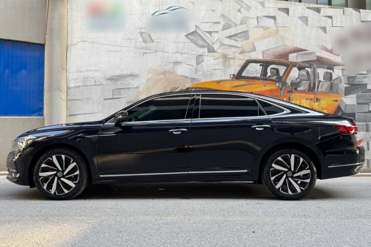 Used Volkswagen Passat 2023 Facelift 330TSI Luxury Edition Exterior 4