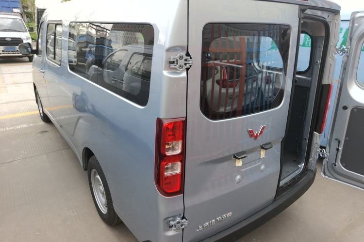Used Wuling Yangguang 2024 300KM Comfort Version Passenger Van 75kW Exterior 2