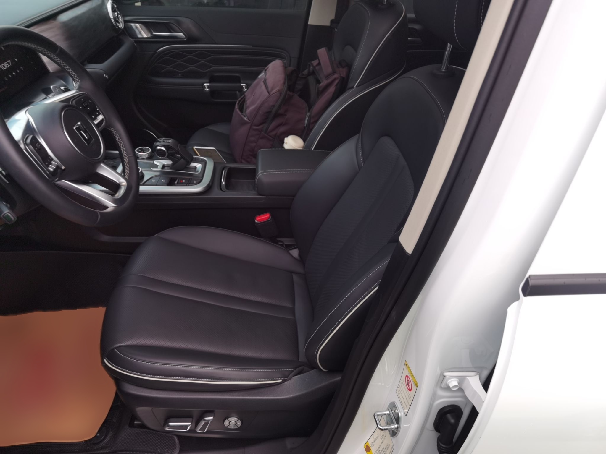 المقاعد الأمامية داخل السيارة