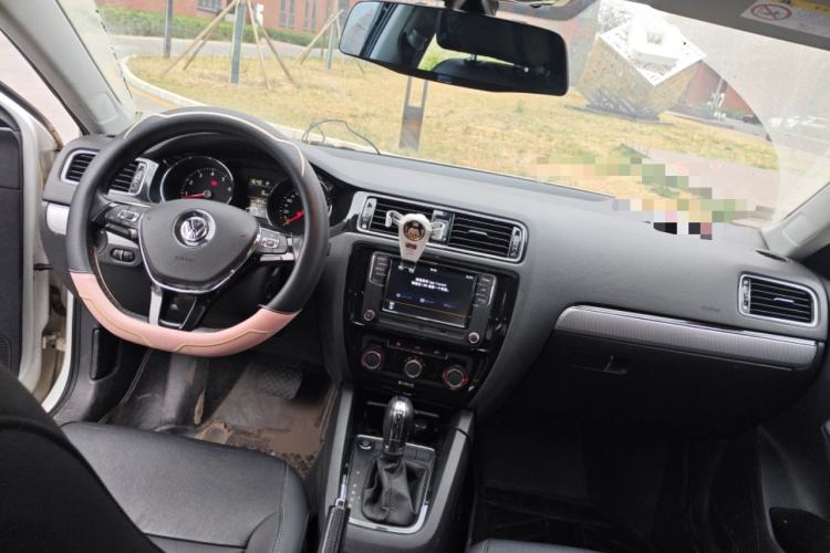 Used Volkswagen Sagitar 2018 1.6L Automatic Comfort Model Center Console