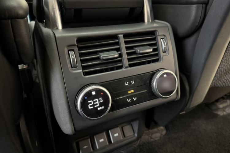 Used Land Rover Discovery 2023 Revised Version 360 PS R-Dynamic S Interior 1