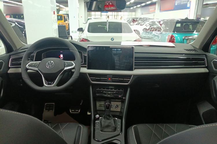 Used Volkswagen Tiguan L 2024 Outstanding Model 330TSI Automatic Two-Wheel Drive R-Line Dragon Glory Edition Center Console