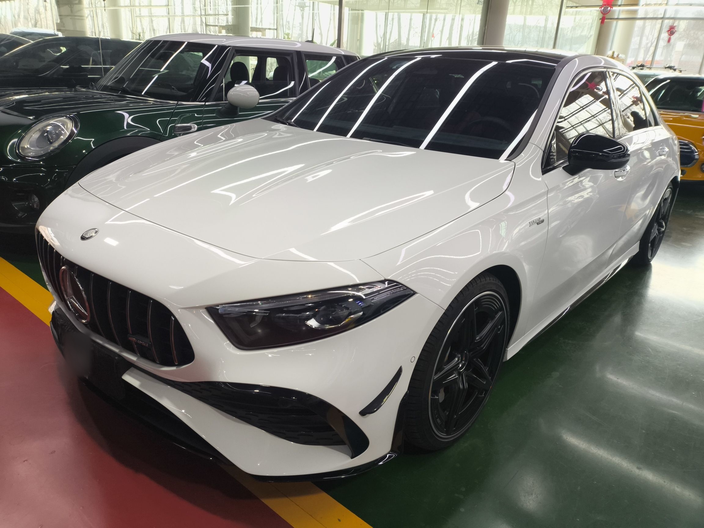 تحت مقدمة السيارة