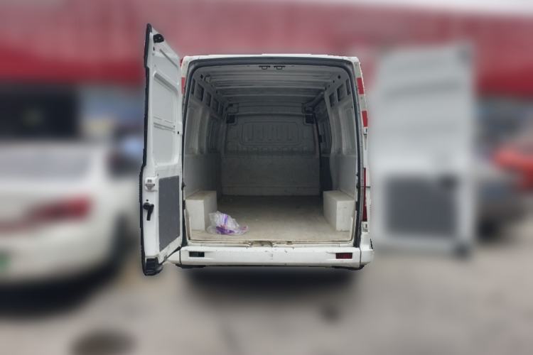 Used SAIC MAXUS Xintu V80 2023 2.0T Manual Classic City Delivery King Long Wheelbase Mid-Roof 3-Seater
