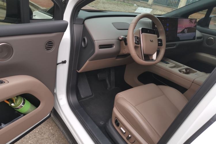 Used Li Auto Li Auto i6 2025 Model Four-Wheel-Drive Standard Type
