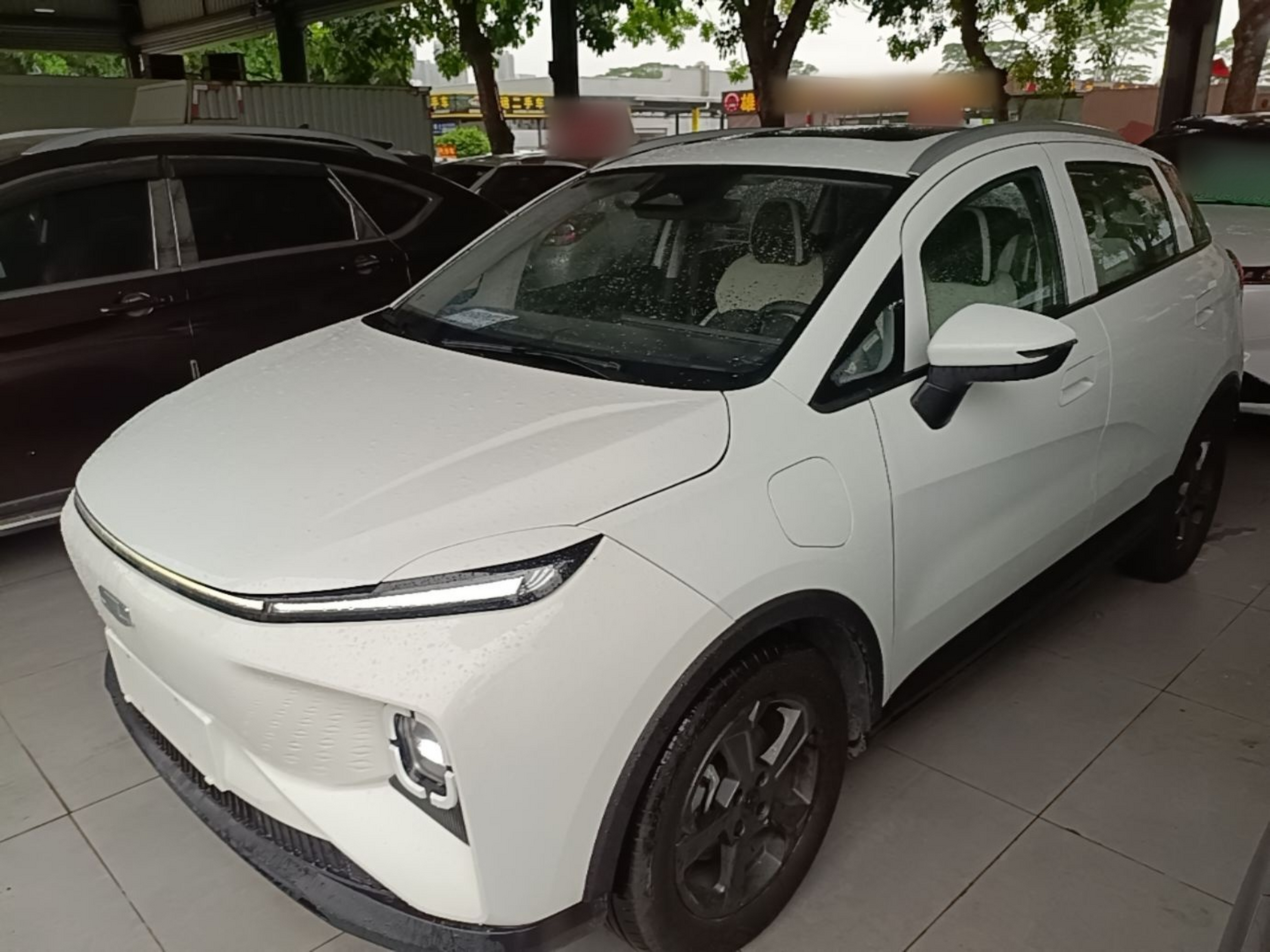 Под передней частью автомобиля