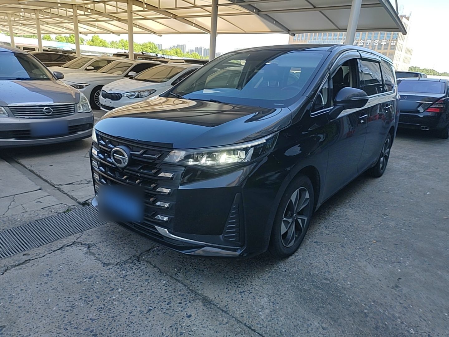 Под передней частью автомобиля
