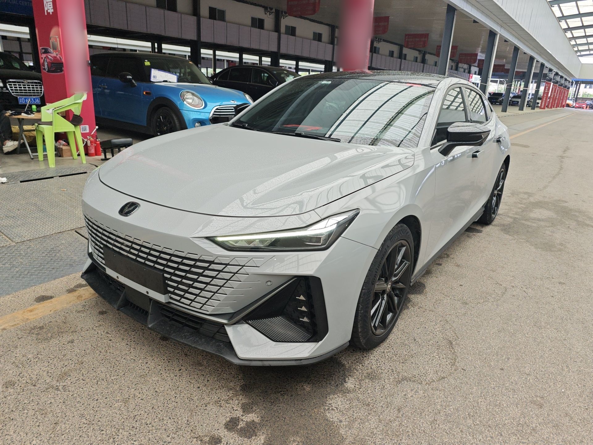 تحت مقدمة السيارة