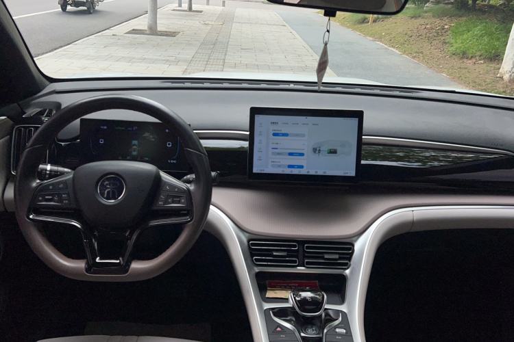 Used BYD Song Pro New Energy 2023 Champion Edition DM-i 71KM Leading Model Center Console