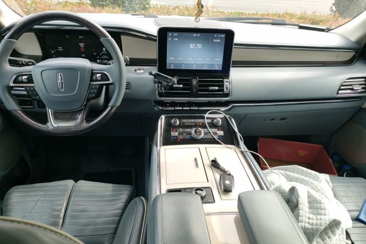 Used Lincoln Navigator 2019 3.5T Presidential Series China VI Standard Center Console