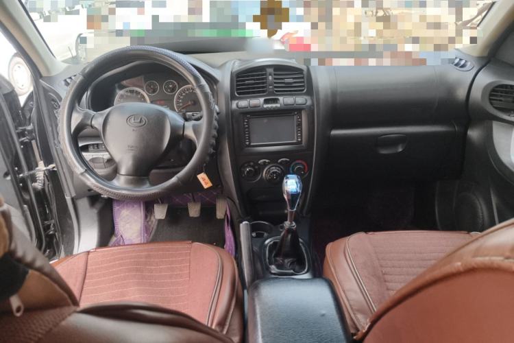 Used Huatai Santa Fe Classic 2015 2.0L Gasoline Manual Transmission Two-Wheel Drive Standard Version Center Console