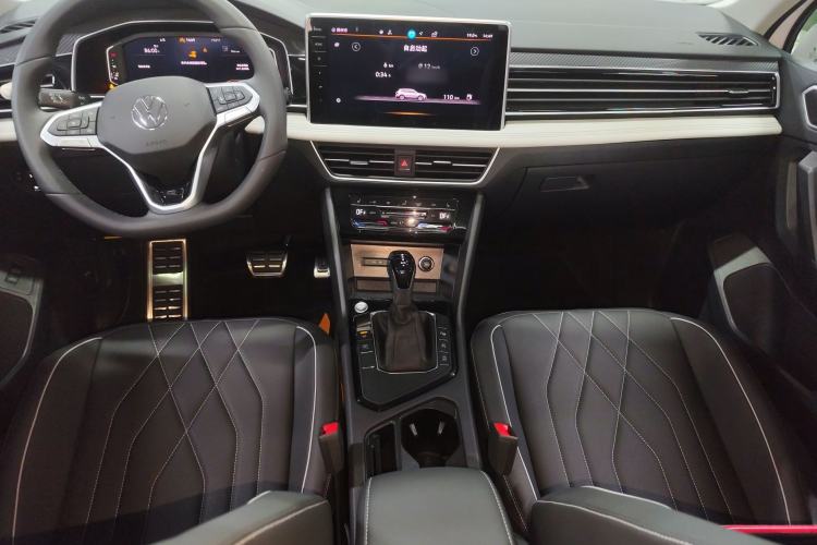 Used Volkswagen Tiguan L 2024 Outstanding Model 330TSI Automatic Two-Wheel Drive R-Line Dragon Glory Edition Center Console