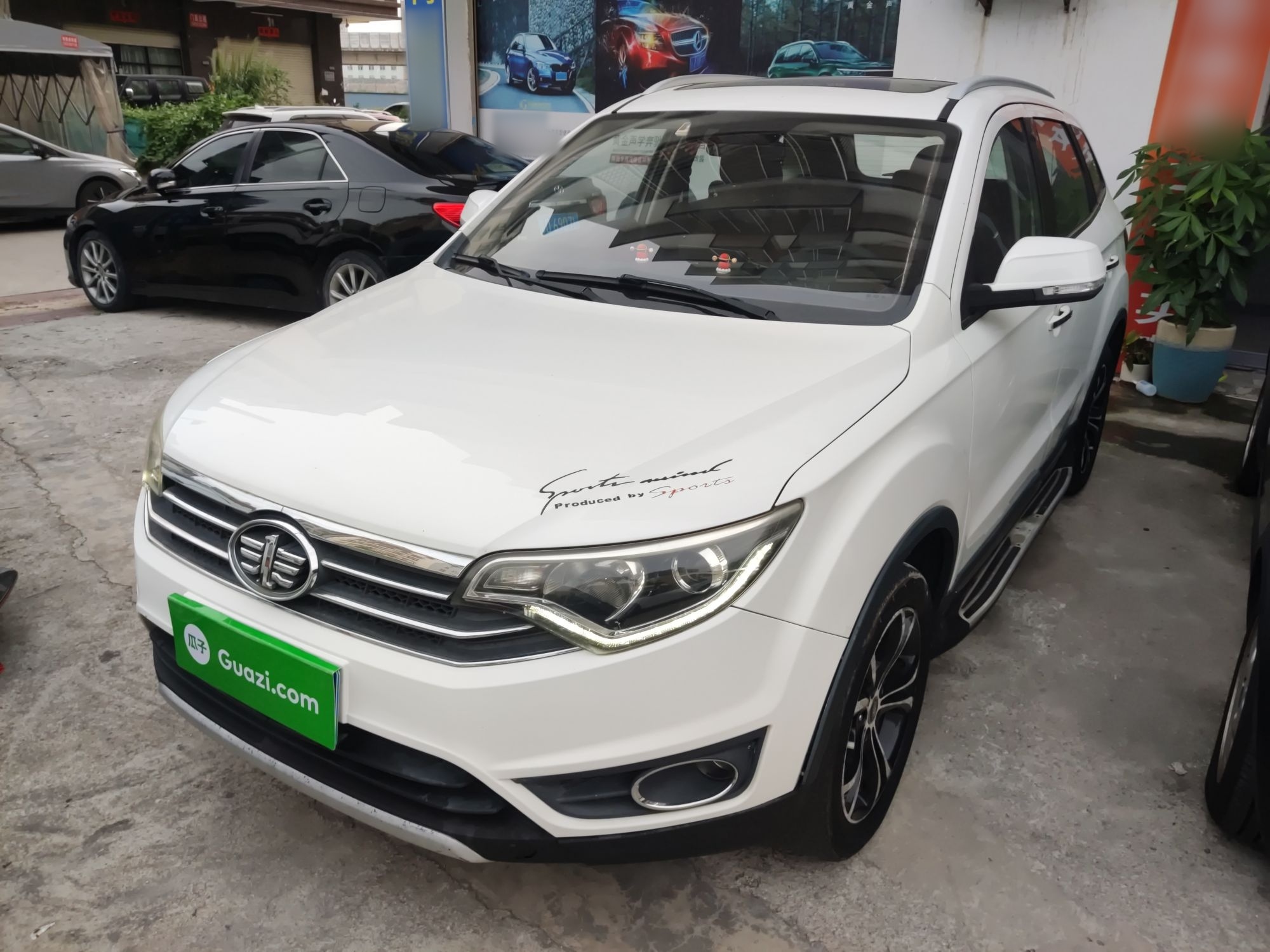 تحت مقدمة السيارة