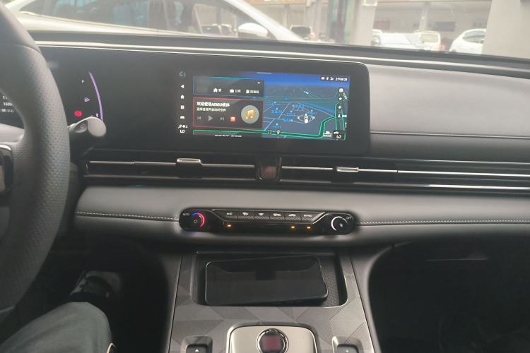 Used GAC Trumpchi EMPOW 2024 270T DCT Yingbao S Edition Center Console