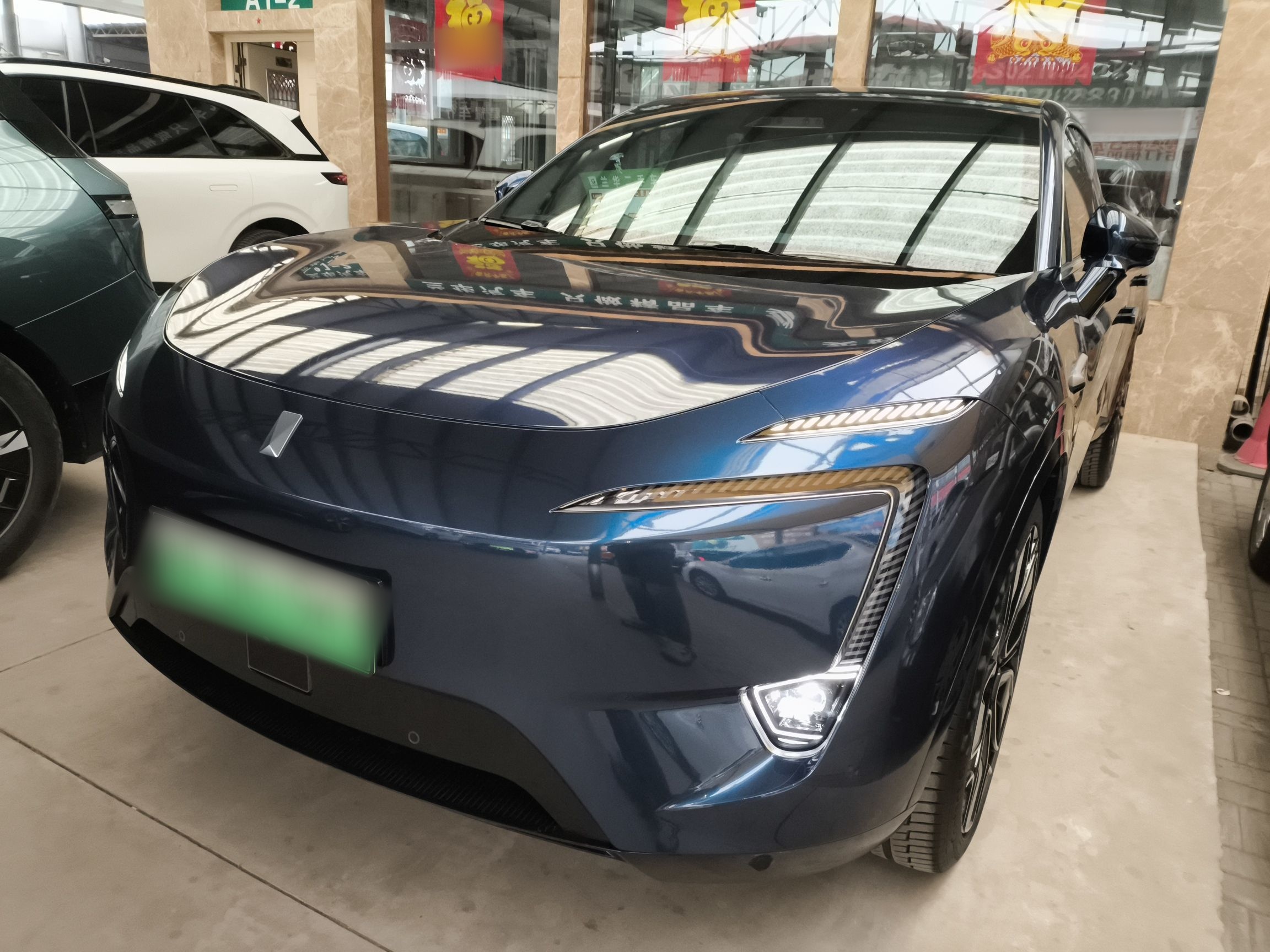 تحت مقدمة السيارة