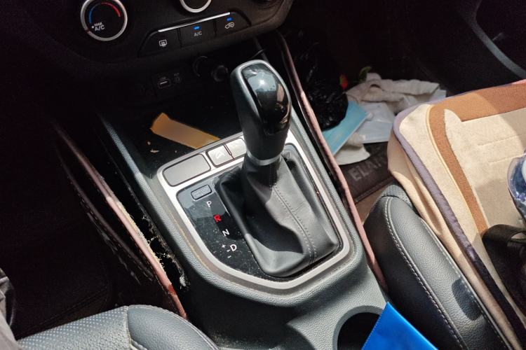 Used Hyundai ix25 2015 1.6L Automatic Two-Wheel Drive Smart GLS Trim Gear Lever