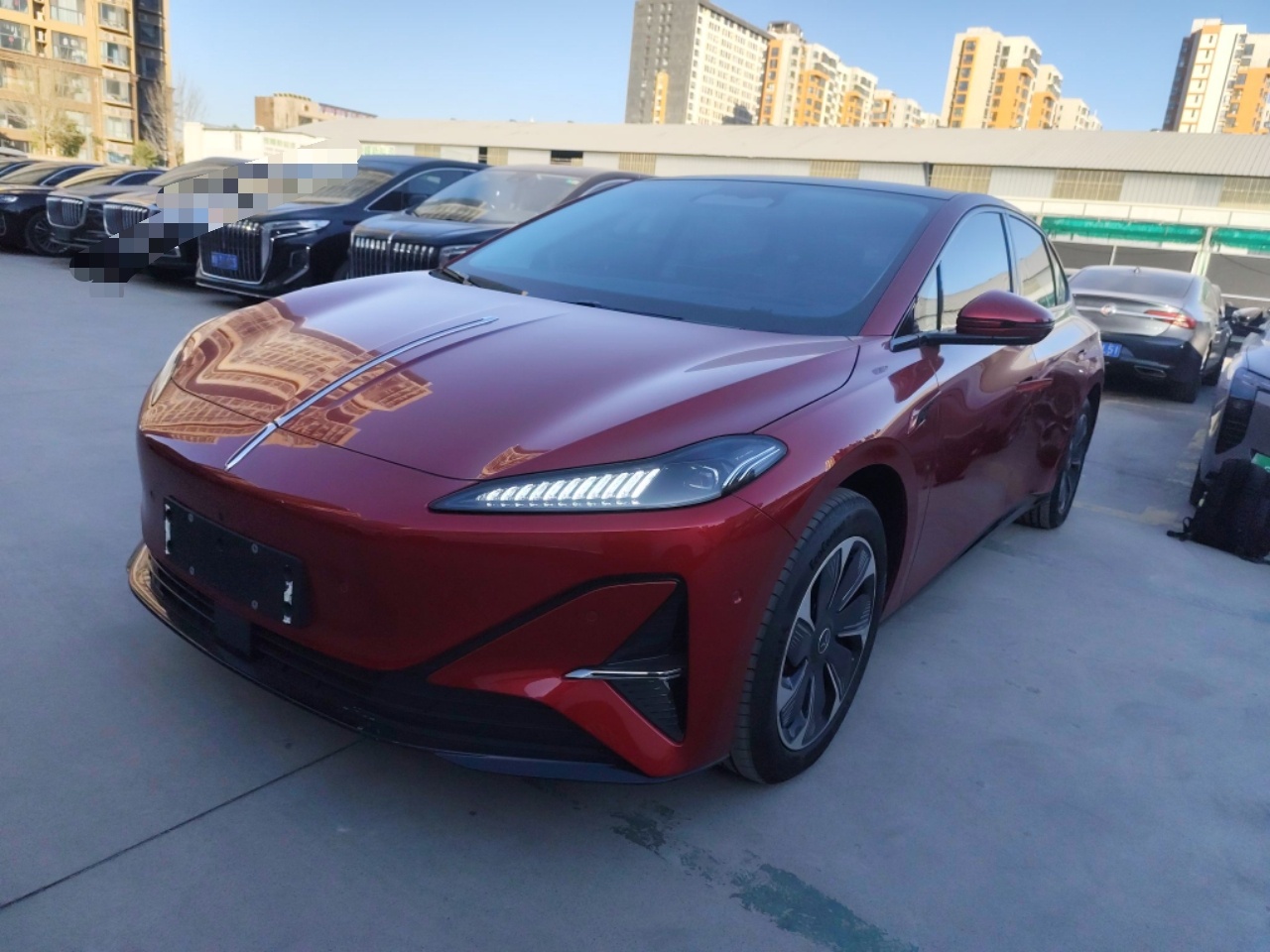 تحت مقدمة السيارة