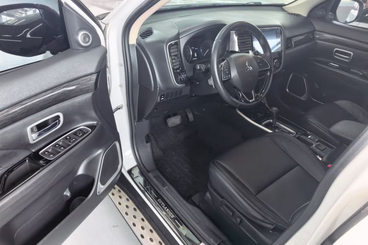 Used Mitsubishi Outlander 2019 2.0L Two-Wheel Drive Comfort Edition 5 Seats China VI Standard
