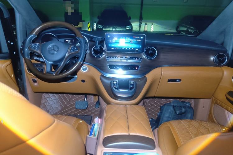 Used Mercedes-Benz V-Class 2020 V 260 Avantgarde Edition Center Console